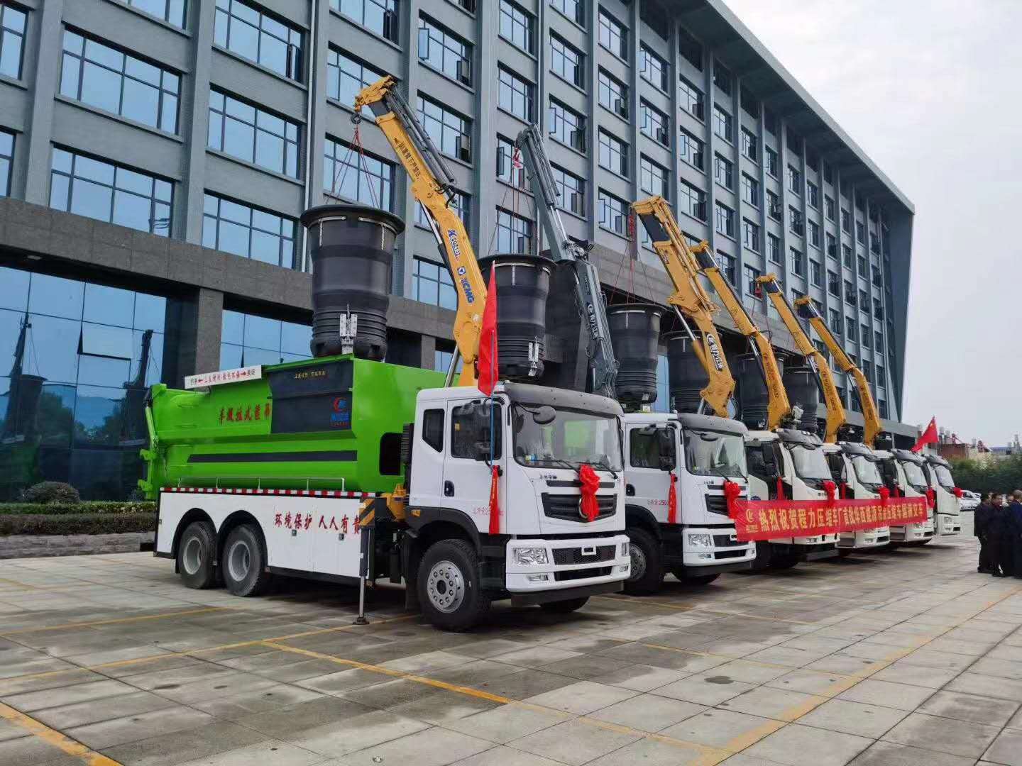 熱烈祝賀四川華西能源采購(gòu)程力汽車集團(tuán)吊裝式壓縮垃圾車首批交付成功