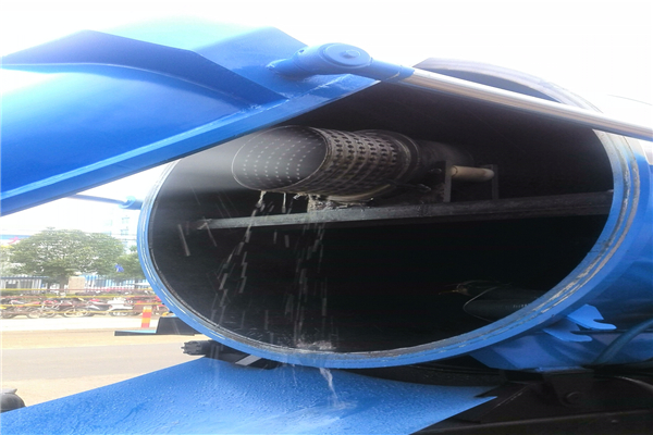 吸污車(chē)發(fā)動(dòng)機(jī)長(zhǎng)期積滿(mǎn)污垢，可不可以用水沖洗？  　