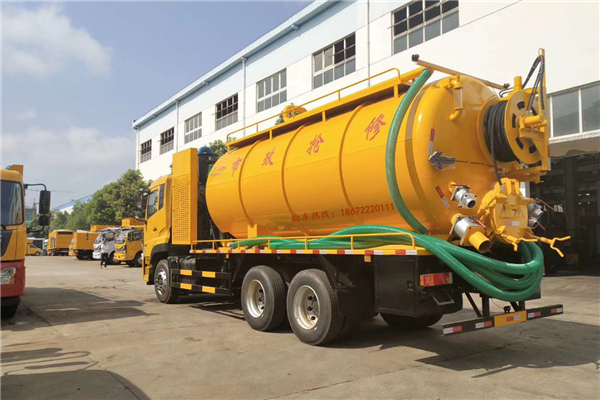 不要做口頭上的巨人，要做行動(dòng)上的領(lǐng)跑者——程力東風(fēng)天龍清洗吸污車