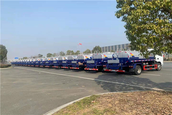 20臺防疫消毒灑水車遠(yuǎn)赴它國整裝待發(fā)！祝司機(jī)朋友們一路順風(fēng)，祝異國朋友用車愉快