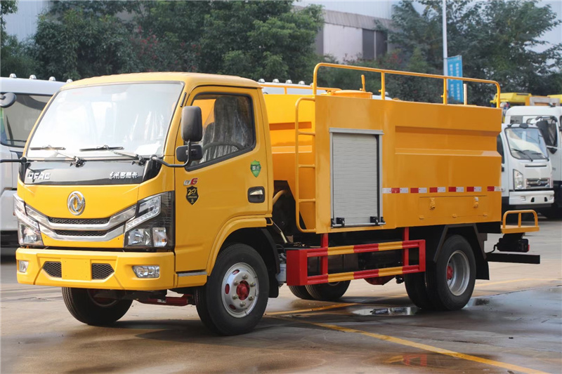 藍(lán)牌東風(fēng)4方清洗吸污車獨立系統(tǒng)操作簡便性能良好