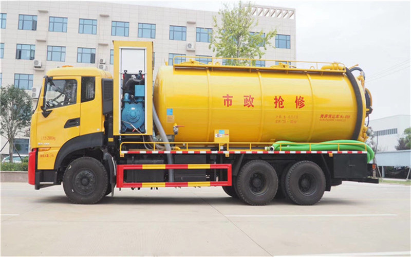 東風天龍前四后八清洗吸污車適合用于下水道內(nèi)的淤積物的抽吸、裝運和排卸