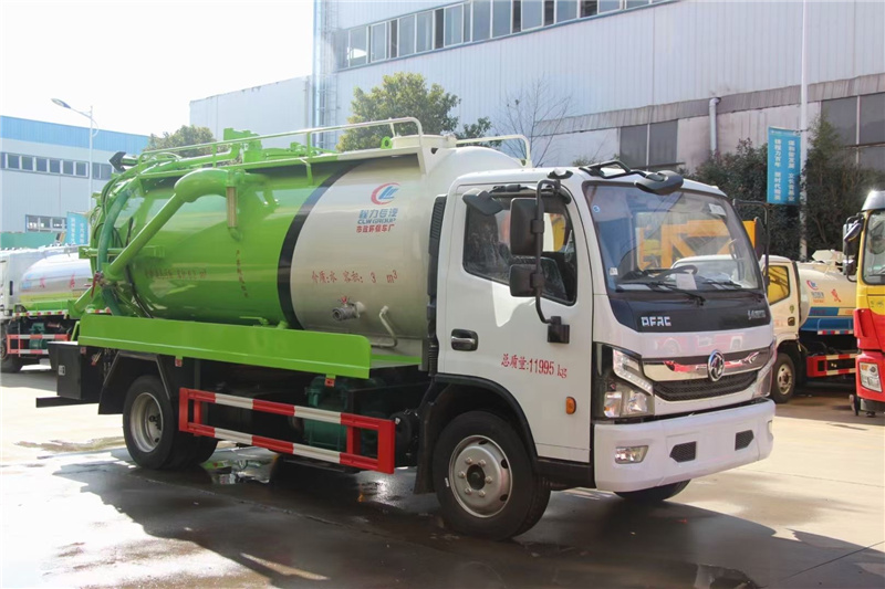 茂名東風(fēng)凱普特吸污車現(xiàn)車上市：是搜集、中轉(zhuǎn)運(yùn)輸污泥、污水，防止二次污染的新型環(huán)衛(wèi)車輛
