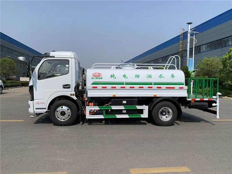 程力純電動(dòng)灑水車助力城市環(huán)衛(wèi)，隨著藍(lán)天保衛(wèi)戰(zhàn)的推進(jìn)，環(huán)保治理的深入，城市對(duì)于優(yōu)質(zhì)灑水車的需求不斷擴(kuò)大