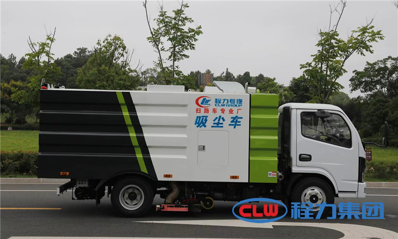 多功能全吸式掃路車是采用技術(shù)研制的新產(chǎn)品又名吸塵車，本產(chǎn)品可有效減少粉塵污染，提高空氣質(zhì)量，降低空氣中可吸入顆粒物的含量