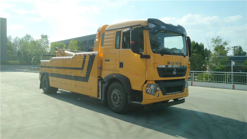程力清障車現(xiàn)車：國(guó)六豪沃單橋拖吊連體清障車已通過(guò)國(guó)家強(qiáng)制性認(rèn)證證書，排放標(biāo)準(zhǔn)達(dá)到國(guó)家環(huán)保要求