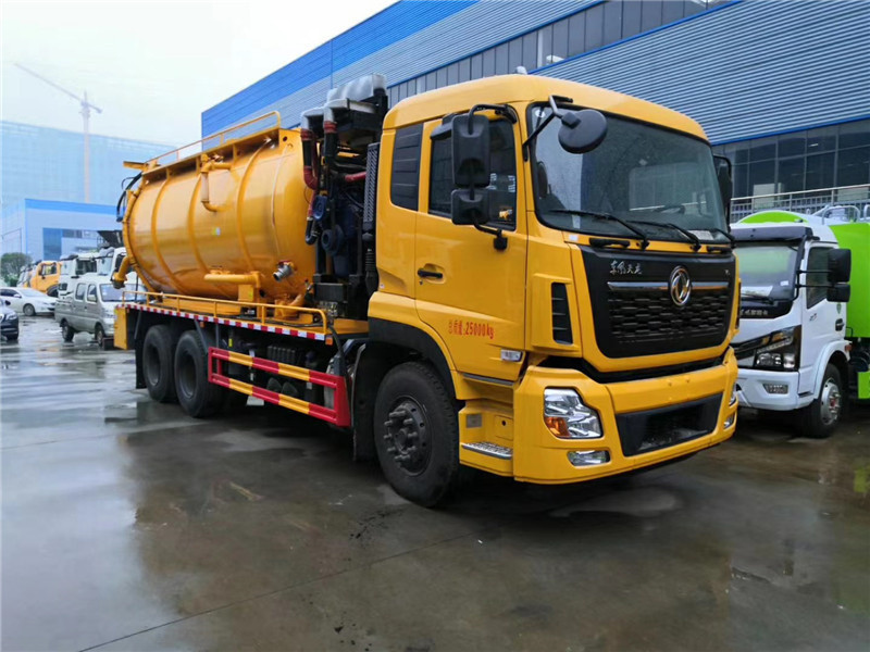 東風(fēng)8方大多利卡D7吸污車(chē)罐體一次壓鑄成型可后開(kāi)