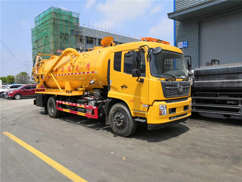 東風(fēng)天龍國(guó)六清洗吸污車(chē)配備水循環(huán)式吸污泵可長(zhǎng)時(shí)間進(jìn)行吸污作業(yè)
