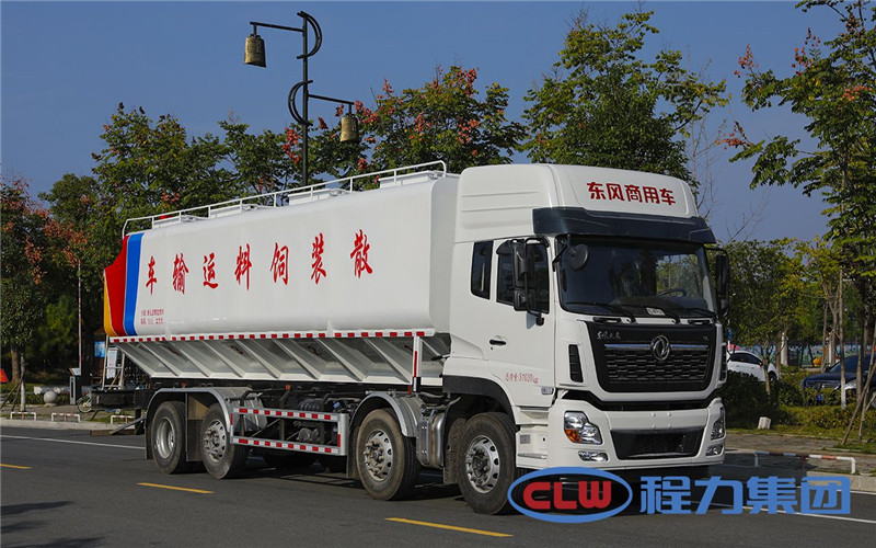 東風多利卡散裝飼料運輸車卸料速度完全滿足養殖場飼料塔灌裝需要