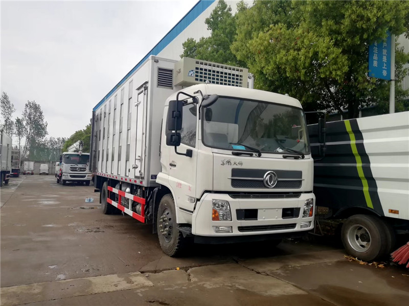 東風D9多利卡雛禽運輸車通過液壓系統自動展開形成進出箱體的通道