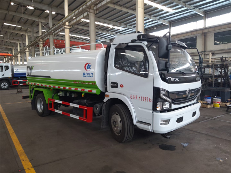 東風福瑞卡綠化噴灑車用于遠程澆灌，也用于輔助消防作業