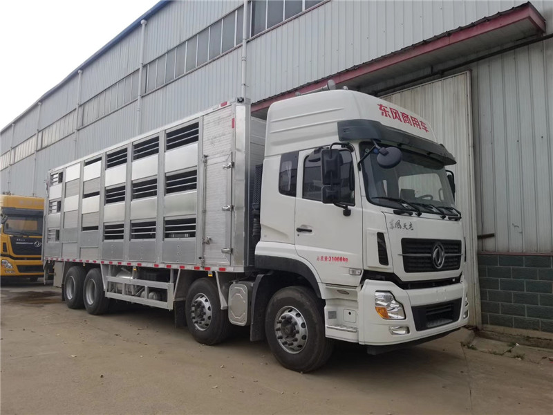 東風天錦畜禽運輸車，卸料速度快，可連續作業，大大提高生產效率