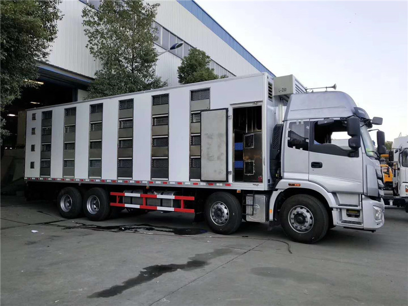 東風天龍畜禽運輸車外形美觀、整體輕、強度高、無滲漏