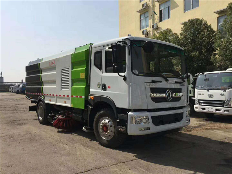 程力威牌洗掃車高壓水泵采用德國品孚品牌，對路面沖洗效果更佳