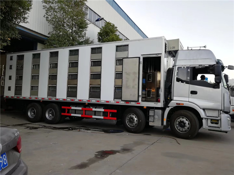 東風天龍散裝飼料運輸車性能可靠、輸送量大、操控方便、機動性強