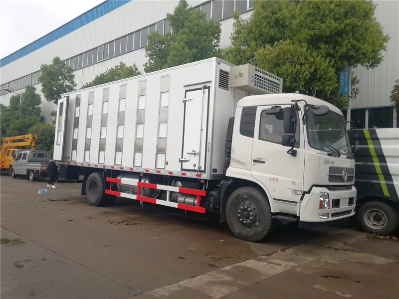 東風天龍畜禽運輸車外層采用玻璃鋼材料，可升溫降溫