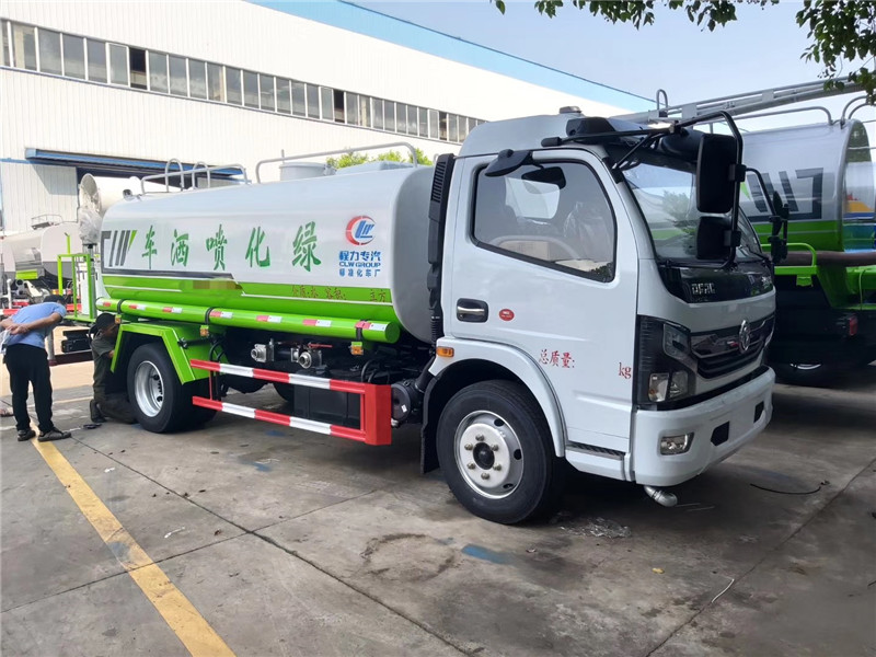 東風D9多利卡灑水車罐體鋼板為4MM碳鋼，整車外形尺寸按照公告