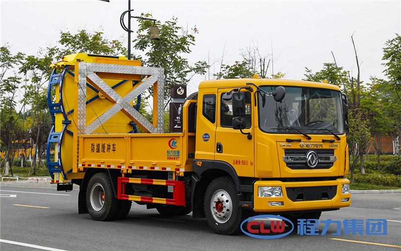 東風D9防撞緩沖車較大限度地降低被保護人員及設備遭到碰撞的幾率