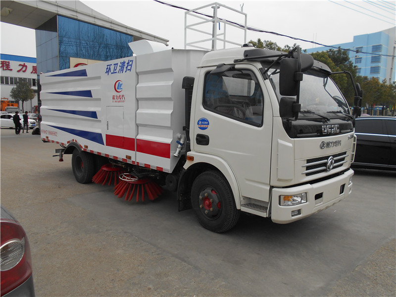 東風多利卡洗掃車開啟噴霧裝置，進行噴霧除塵作業