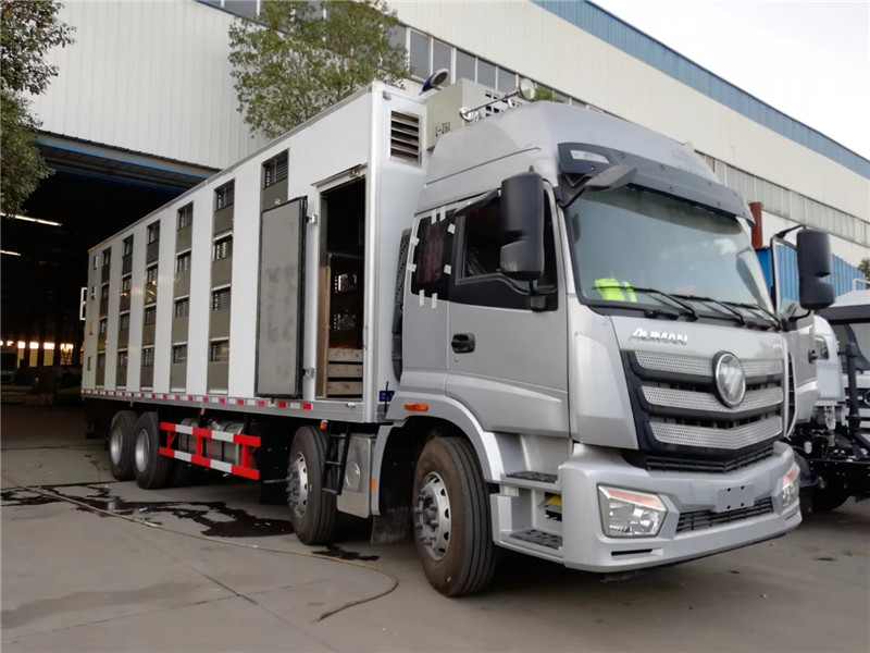 東風天龍恒溫運豬車整車上裝采用沖孔板和保溫板雙層板結構