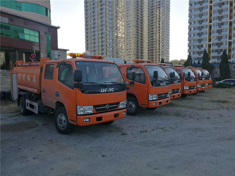 東風泡沫消防車具備消防滅火功能，還可用于路面沖洗等等