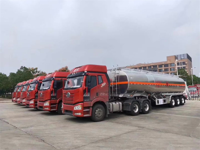 解放J6P460馬力，標載33噸鋁合金半掛運油車茂名批量發(fā)車