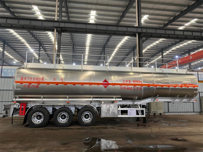 不銹鋼半掛油罐車細節配置展示圖，強硬的質量體系保持茂名油罐車市場占有率