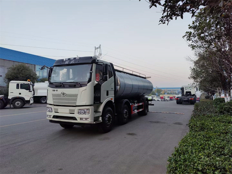 解放J6小三軸奶運(yùn)車即將上市