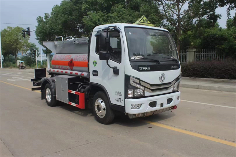 藍(lán)牌2方東風(fēng)多利卡甲醇車