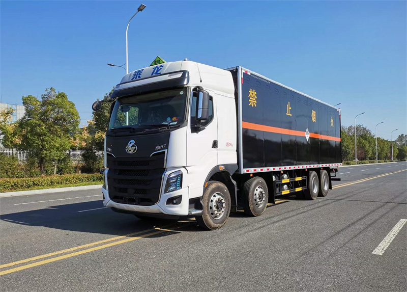 東風柳汽9.5米廂式危險品運輸車