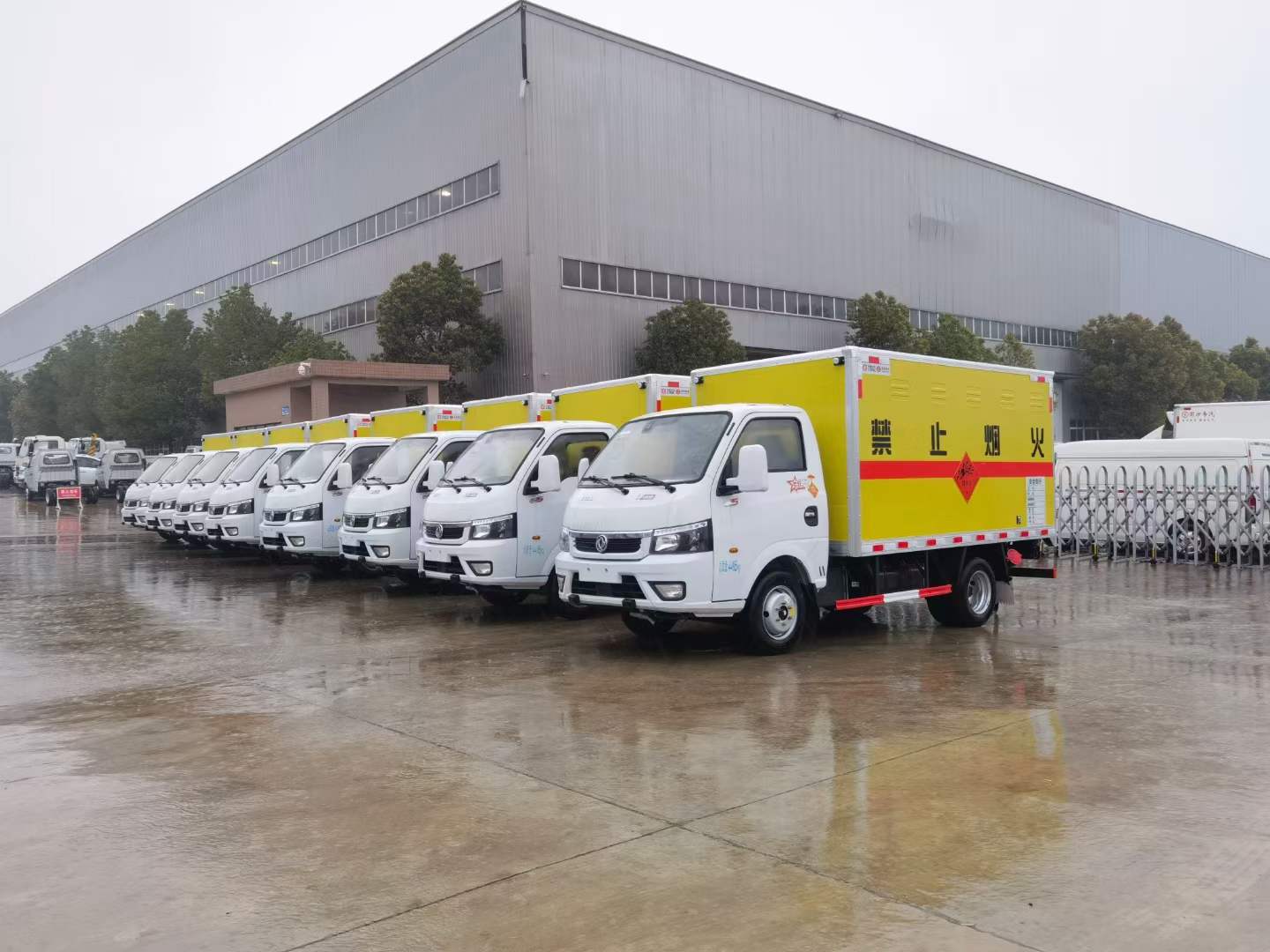 八臺(tái)東風(fēng)途逸藍(lán)牌爆破器材運(yùn)輸車發(fā)往四川甘孜