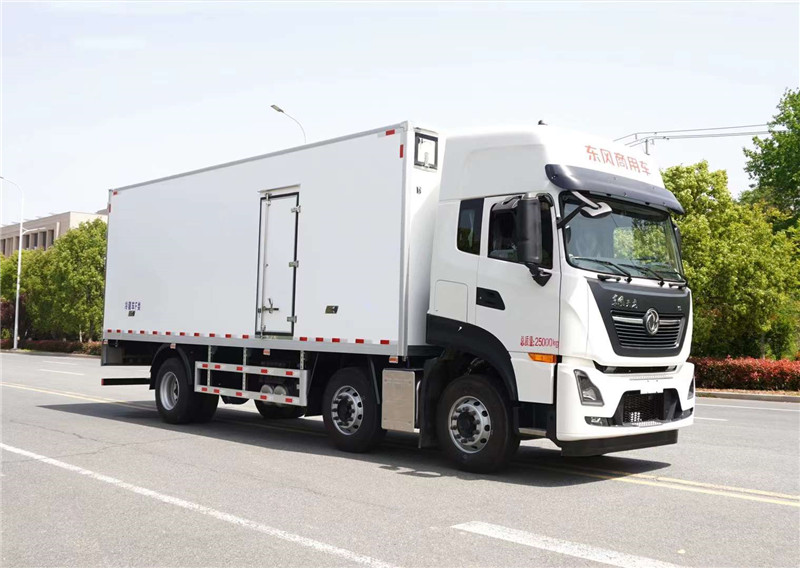 國(guó)六東風(fēng)天龍KL小三軸7.6米冷藏車