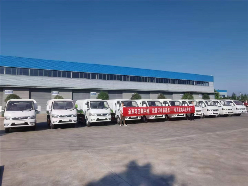 程力藍牌密封式垃圾收集車發(fā)往廣東