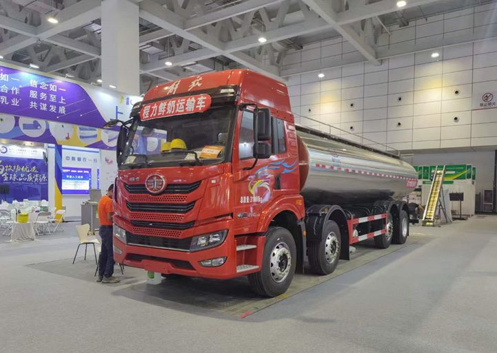 程力奶罐車(chē)參加第十三屆中國(guó)奶業(yè)發(fā)展大會(huì)