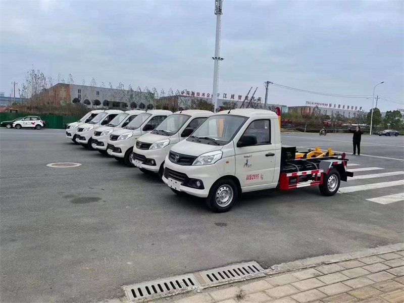 云南楚雄人民政府采購的6輛勾臂垃圾車準(zhǔn)時(shí)發(fā)車