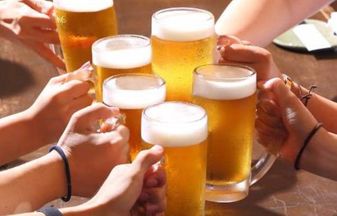 便秘人群需謹慎 三類食物加重腸道負擔，酒精飲料尤需警惕