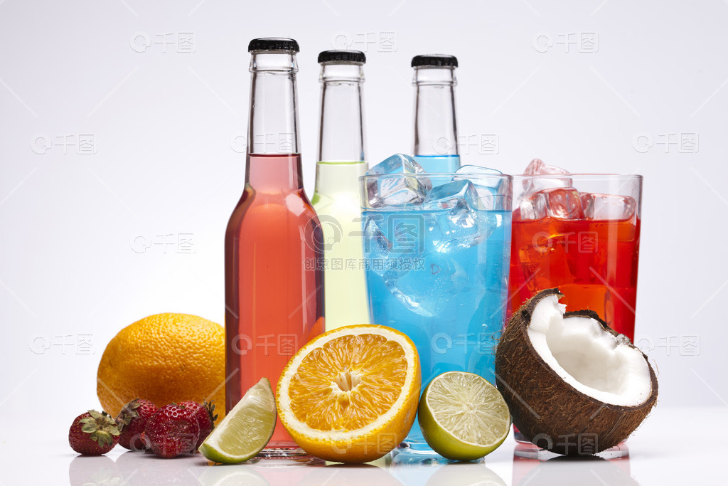 白色酒泉中的異國情調 酒精與水果的孤島美學